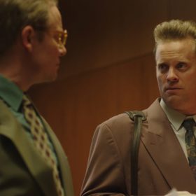 Prachař se teď objevuje všude a není tomu ani jinak v seriálu Pouť: Rozjetý devadesátky