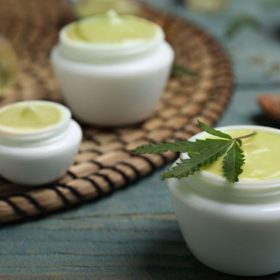 Kosmetika obsahující konopný olej je velmi dobře snášena i citlivou pletí, je vhodná pro malé děti, těhotné i kojící ženy nebo pro přecitlivělou pleť