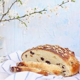 Povrch hustě posypte  mandlovými lupínky.