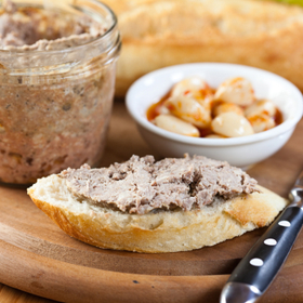 Lahůdkou je i domácí králičí paštika.