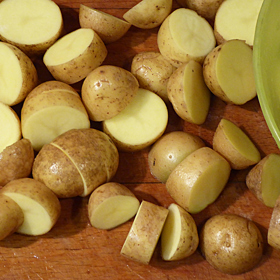 Syrové brambory a hlavně ty nazelenalé jsou toxické