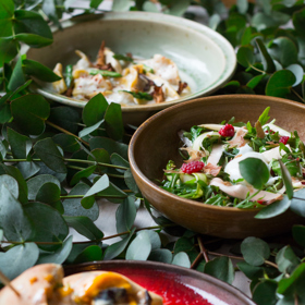 Sabich sandwich: smažený lilek, tahini, hummus, vejce, amba omáčka