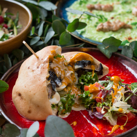 Sabich sandwich: smažený lilek, tahini, hummus, vejce, amba omáčka