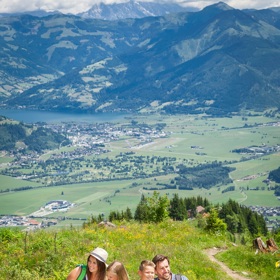 Na své si tady přijdou i rodiny s dětmi, které mohou podnikat nádherné výlety kolem jezera nebo na svazích všudypřítomných hor