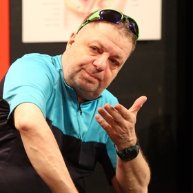 Majitele cyklo-servisu a neúnavného lovce žen Edu hraje Milan Šteindler, pro kterého je Pánský klub první zkušeností na jevišti Divadla Na Jezerce