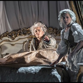 Národní divadlo na místě Mistrovi nejzasvěcenějším, ve Stavovském divadle, uvedlo v českých premiérách dvě pozoruhodné opery, které prezentují Mozarta v málo známých a zcela nečekaných souvislostech