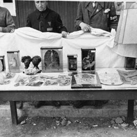 Nechutné suvenýry Ilse Koch na snímcích z pozdějšího soudního procesu.