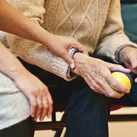 Parkinsonova choroba postihuje především starou generaci.