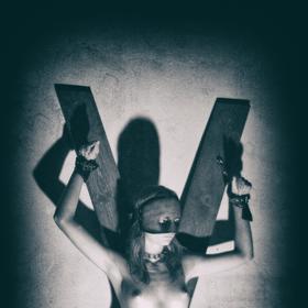 Na místě najdete nahé muže i ženy v nejrůznějších pózách