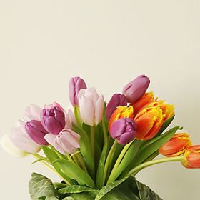 Tulipány zasazené v hlávce zelí působí svěže