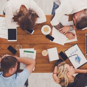 Naše tělo, konkrétně nadledvinky, ve stresu produkují stresový hormon kortizol, který ve stresových situacích zvyšuje hladinu cukru v krvi, zvyšuje krevní tlak a působí i na imunitní systém – krátce jej oslabí, aby imunitní reakce neodčerpávaly organismu energii. Z toho vyplývá, že jsme-li postiženi dlouhodobým (chronickým) stresem, je imunita trvale snížena.