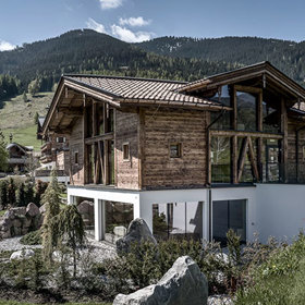 Ve wellness areálu Badehaus na břehu přírodního jezírka s prosklenými saunami s výhledem na horské hřebeny, s parními lázněmi, infrakabinkami a prostornými odpočívárnami rychle zapomenete na všední starosti. 