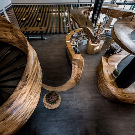 Příjemné uklidňující pocity navozují i materiály použité v hotelu Puradies, jako je dubové dřevo, přírodní kámen a tradiční textilie. 