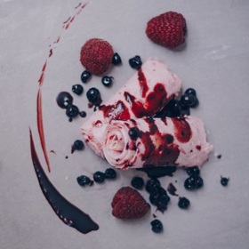 Mladí zmrzlináři z Rolls Bros se od roku 2016 snaží do světa udělat díru originálním způsobem výroby rolované zmrzliny