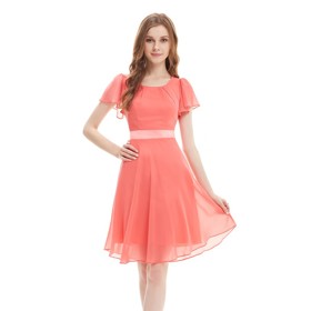 Šaty v korálové barvě působí neuvěřitelně romanticky