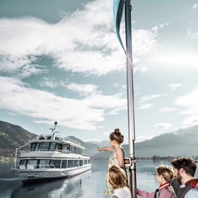 Užít si můžete i plavbu lodí po jezeře s krásným výhledem na hory