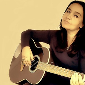 Skvělá kytaristka Simonne Draper.