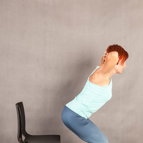 Pomalu si stoupněte. Dbejte na to, aby byly oba lokty stále vzadu (tak, že je nevidíte). Kolena jsou ve stejné šíři – nesmí jít od sebe ani k sobě. 