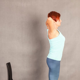 Během cviku se soustřeďte, aby byly lokty stále vzadu, lopatky u sebe, ramena od uší a kolena ve stejné šíři. Pohyb nahoru i dolů mějte zcela pod kontrolou a dosedejte pomalu.