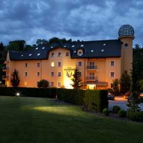 Kromě romantických procházek si v hotelu můžete vychutnat i dokonalou kuchyni, wellness nebo masáže.