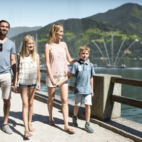 Romantická promenáda podél břehu jezera 