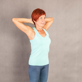 Dejte ruce v týl, lokty vzad jdou jako první, lopatky k sobě, ramena dolů. Opět vzpažte, ramena jsou dole, lokty propnuté. Vraťte se zpět do základní pozice – ruce dole před tělem.