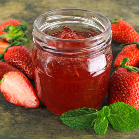Svěží jahodový džem s mátou.