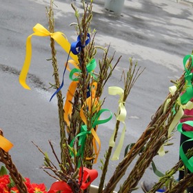 Pokud neumíte uplést pomlázku, koupit ji můžete na trzích nebo v květinářství
