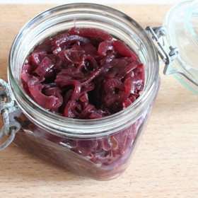 Marmeláda z červené cibule se skvěle hodí ke steakům