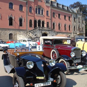 Na zámku se pravidelně pořádají i různé akce, například setkání amerických automobilových veteránů 