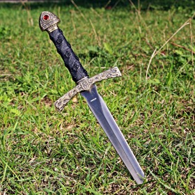 DÝKA (21. 3. – 20. 4.): Pro Dýky je specifická odvaha a vášnivost. Dalo by se říci, že nemají z ničeho strach. Občas mají problémy s ovládáním, do všeho se vrhají rovnou po hlavě a nemyslí na následky. Nepřipouštějí si, že by se jim něco nevydařilo. Dýky jsou aktivní, milují sport.