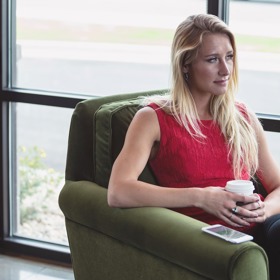 Zpočátku může být únik moči spíše náhodný a spojený například s fyzickou námahou, jako je vstávání z křesla nebo kýchnutí.