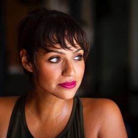 Pokud máte dlouhé vlasy, vyčešte je do culíku, aby se co nejméně dotýkaly kůže