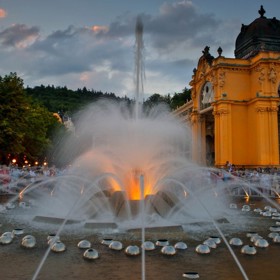 Ve 21.00 a 22.00 hodin je Zpívající fontána navíc oživena projekcí s barevným osvětlením.