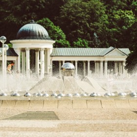 Zpívající fontána patří mezi dominanty Mariánských Lázní, hraje denně od 7.00 do 19.00 každou lichou hodinu.