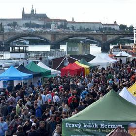 Kromě piva se můžete těšit i na pochoutky a hudbu
