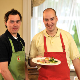 Kluci v akci se vrhají do dalšího benefičního vaření