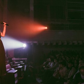 Jana je na jevišti jako doma