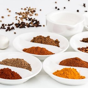 Do medu můžete naložit i nejrůznější koření.