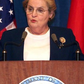 Madeleine Albrightová se nikdy nenechala strhnout davem