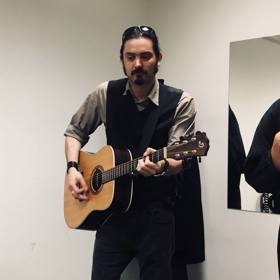 Zpěv s kytarou Jana miluje