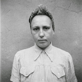 Frieda Walter. Pracovala v textilní továrně, do SS se dostala v roce 1944. Po nemoci byla v únoru roku 1945 přeřazena do Belsenu. Odsouzena byla ke třem letům vězení.