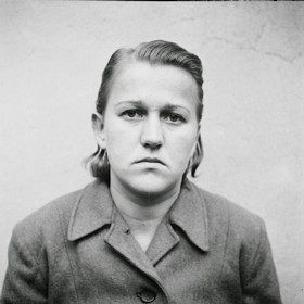 Hilde Lisiewitz. Než se přidala k SS, pracovala například v sadu nebo v továrně na munice. Do Belsenu se jako dozorkyně dostala v březnu roku 1945. Její prací bylo především hlídání pracujících vězňů v kuchyni. Odsouzena byla jedním rokem vězení.