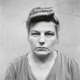 Herta Ehlert. Prošla si několika koncentračními tábory, až se dostala do Bergen-Belsenu. Zde dělala zástupkyni hlavního dozorce. Po válce byla odsouzena k patnácti letům vězení, které byly později zkráceny na dvanáct. Po propuštění žila pod jménem Herta Naumann.
