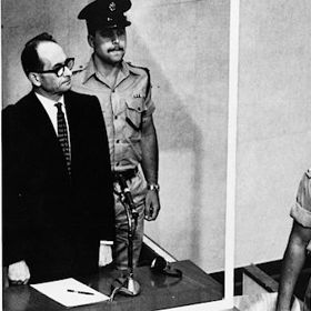 Adolf Eichmann byl vyslýchán za neprůstřelným sklem.