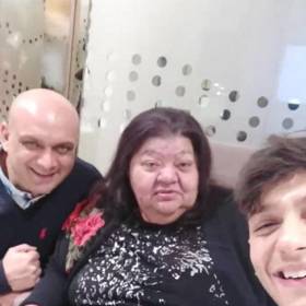 Honza Bendig vzal zpěvačku ke kadeřníkovi.