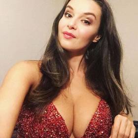 Iva a její vražedný dekolt.