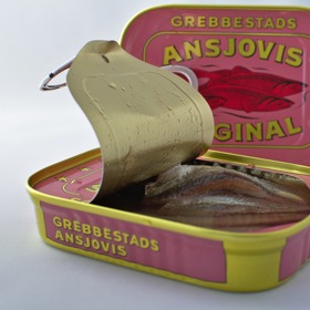 Přidejte jednu až dvě ančovičky hned na začátku přípravy do rozpáleného tuku, ve kterém se úplně rozpustí. Omáčka bude chutnat lépe.