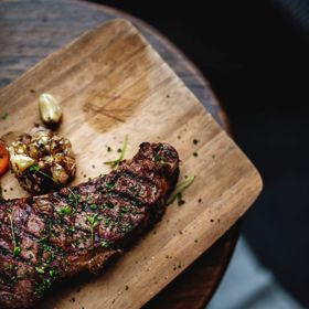 Hotové steaky nechte ještě odpočinout. Během té doby se maso uleží a šťáva, která se uvnitř uvolnila, se znovu pěkně spojí s masem. Po zakrojení do steaku vám pak zbytečně nevyteče, maso bude nádherně šťavnaté a křehké. 