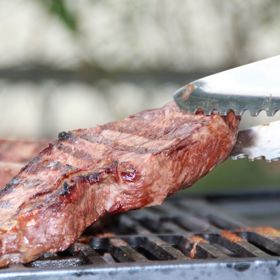 Nikdy do masa během přípravy nepíchejte, na otáčení používejte kleště.